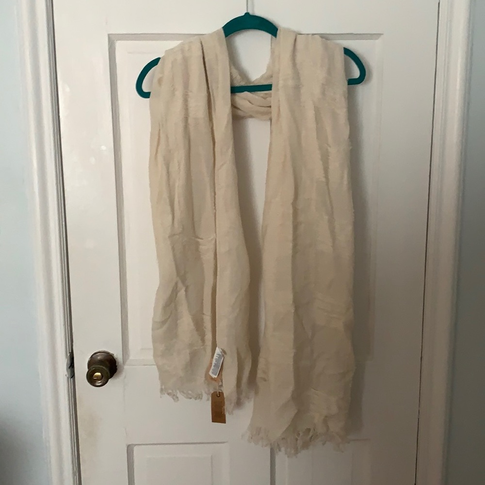 NWT🛍Cream Distressed Scarf